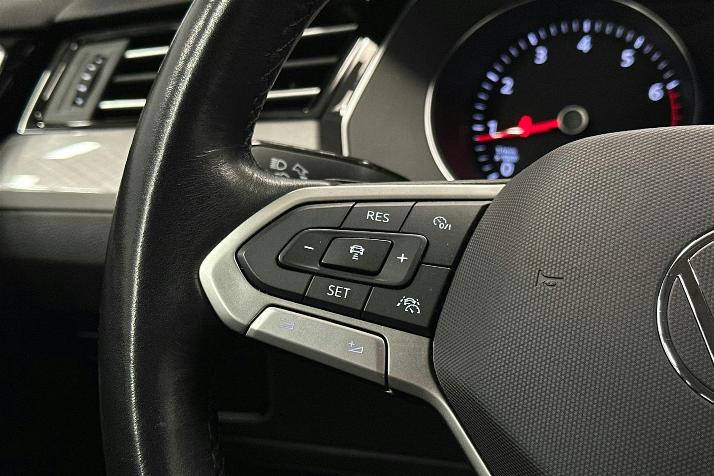 harmaa Volkswagen Passat 2024 kuva 15.