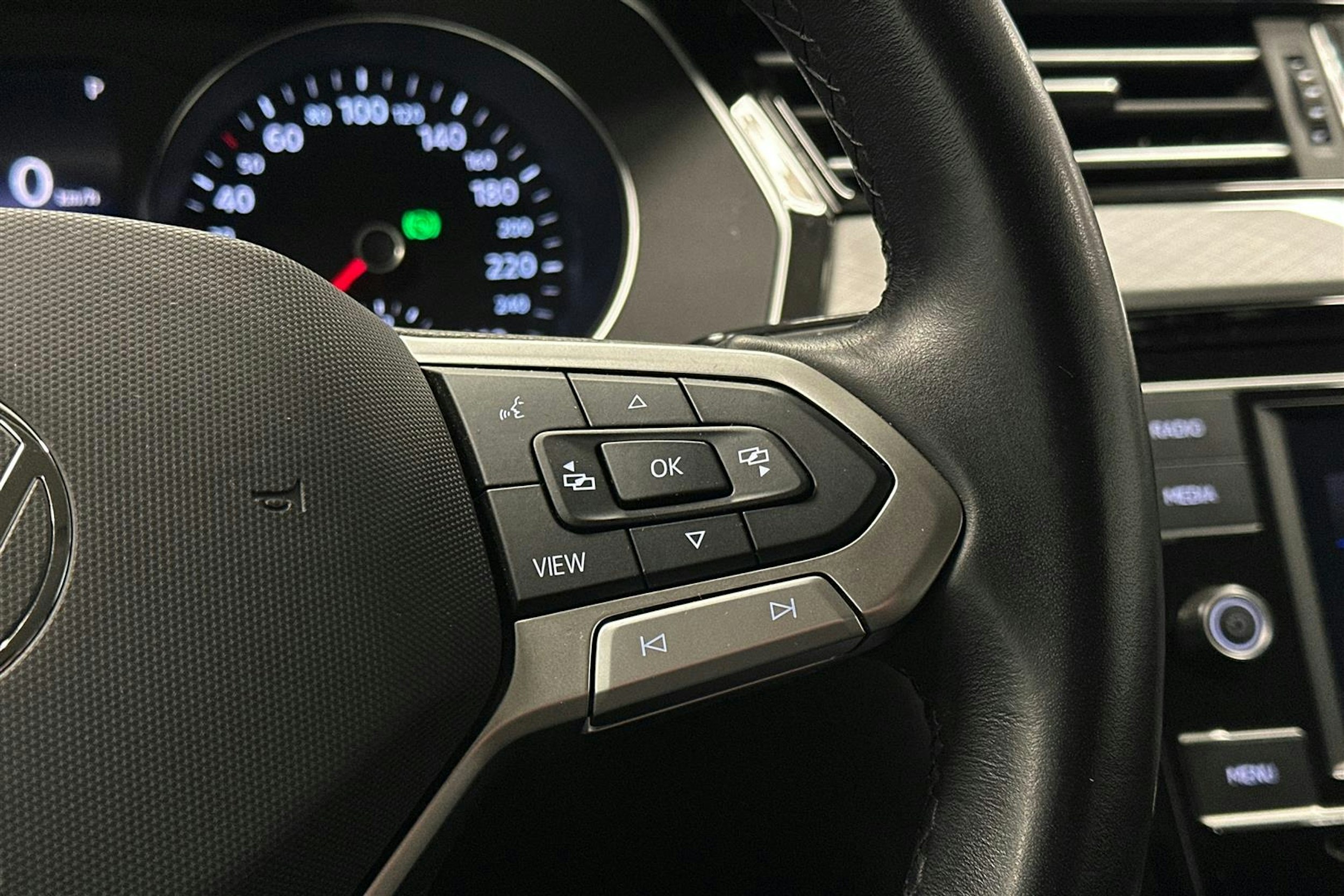 harmaa Volkswagen Passat 2024 kuva 16.