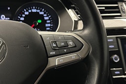 harmaa Volkswagen Passat 2024 kuva 16.