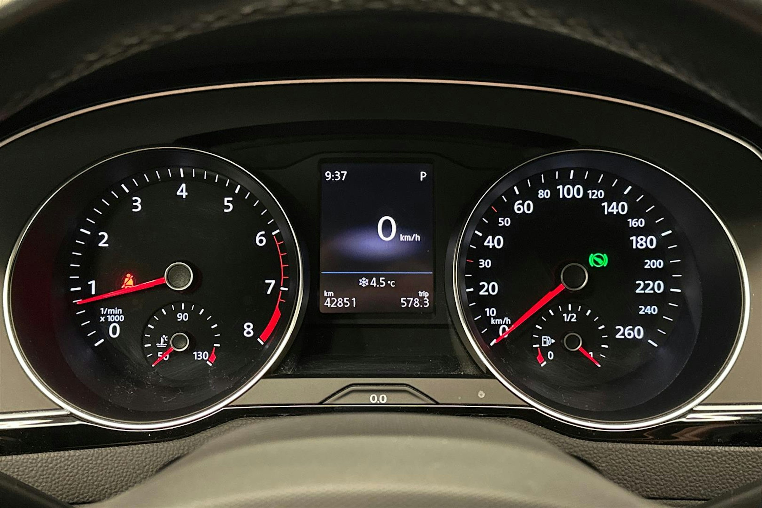 harmaa Volkswagen Passat 2024 kuva 17.