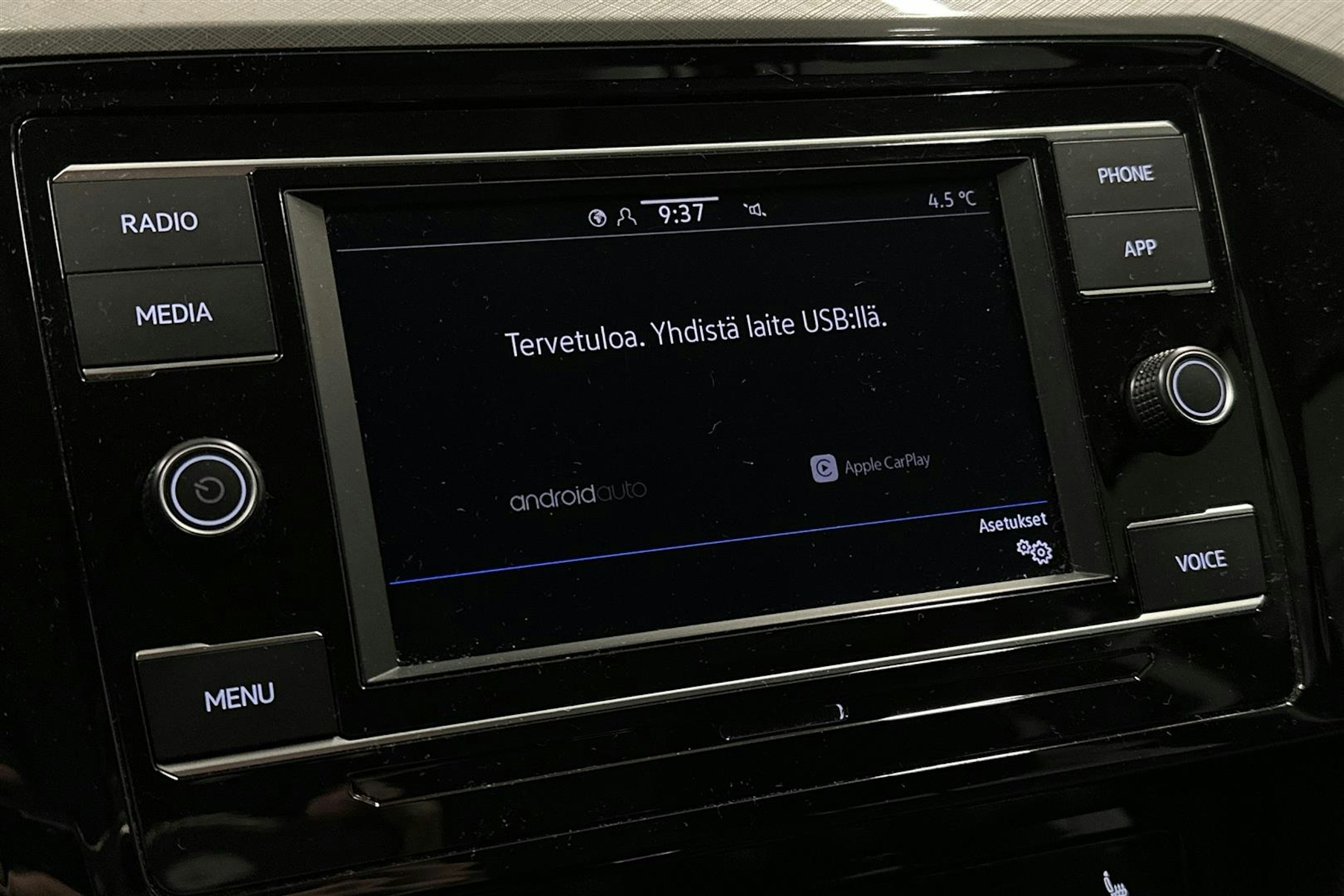 harmaa Volkswagen Passat 2024 kuva 18.