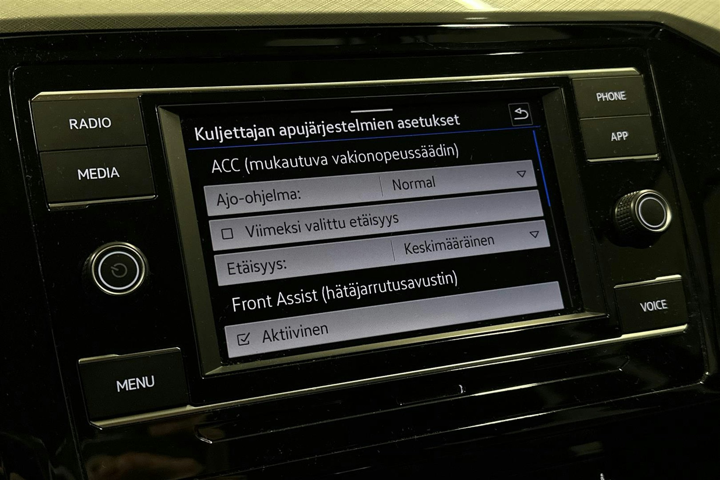 harmaa Volkswagen Passat 2024 kuva 19.