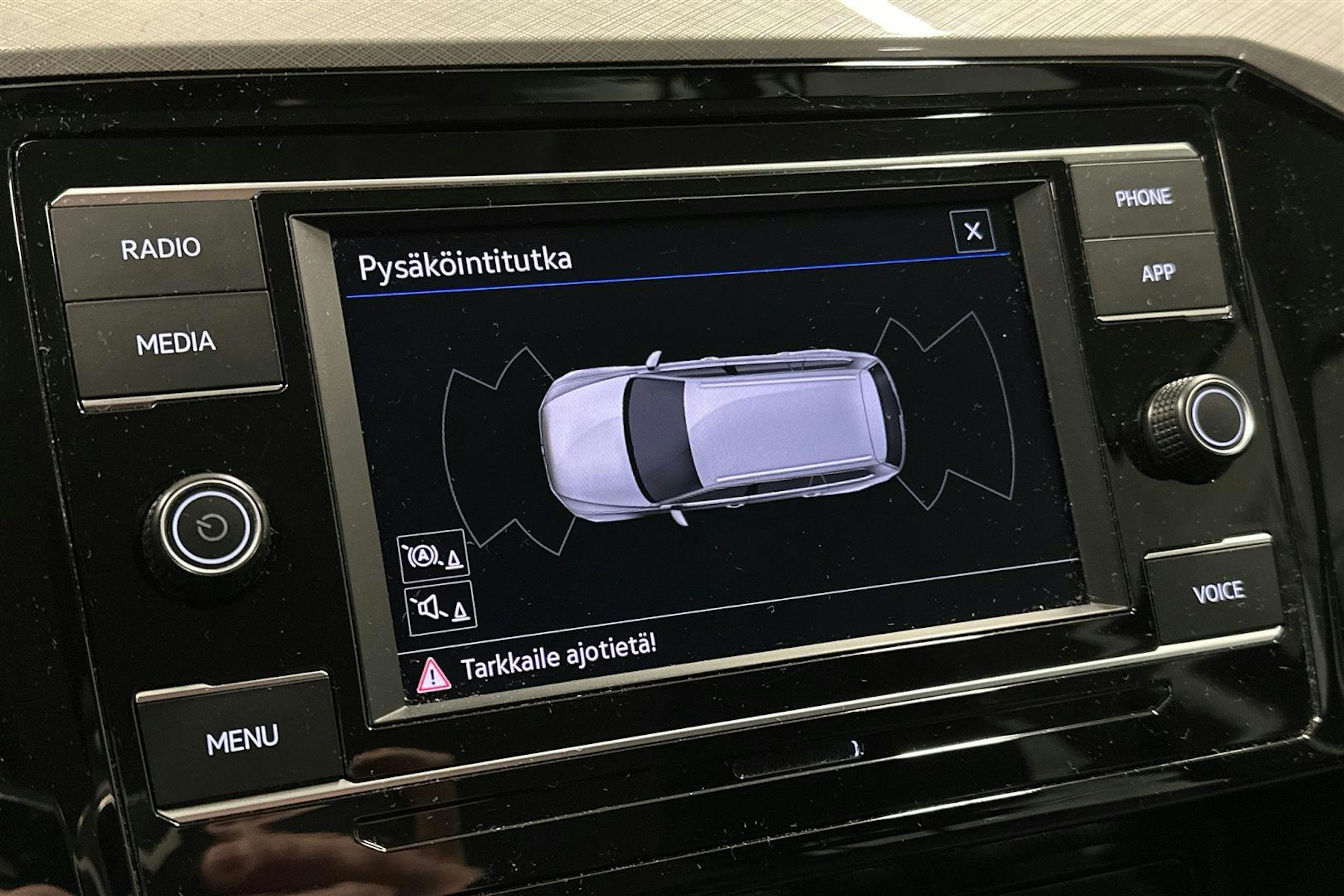 harmaa Volkswagen Passat 2024 kuva 22.