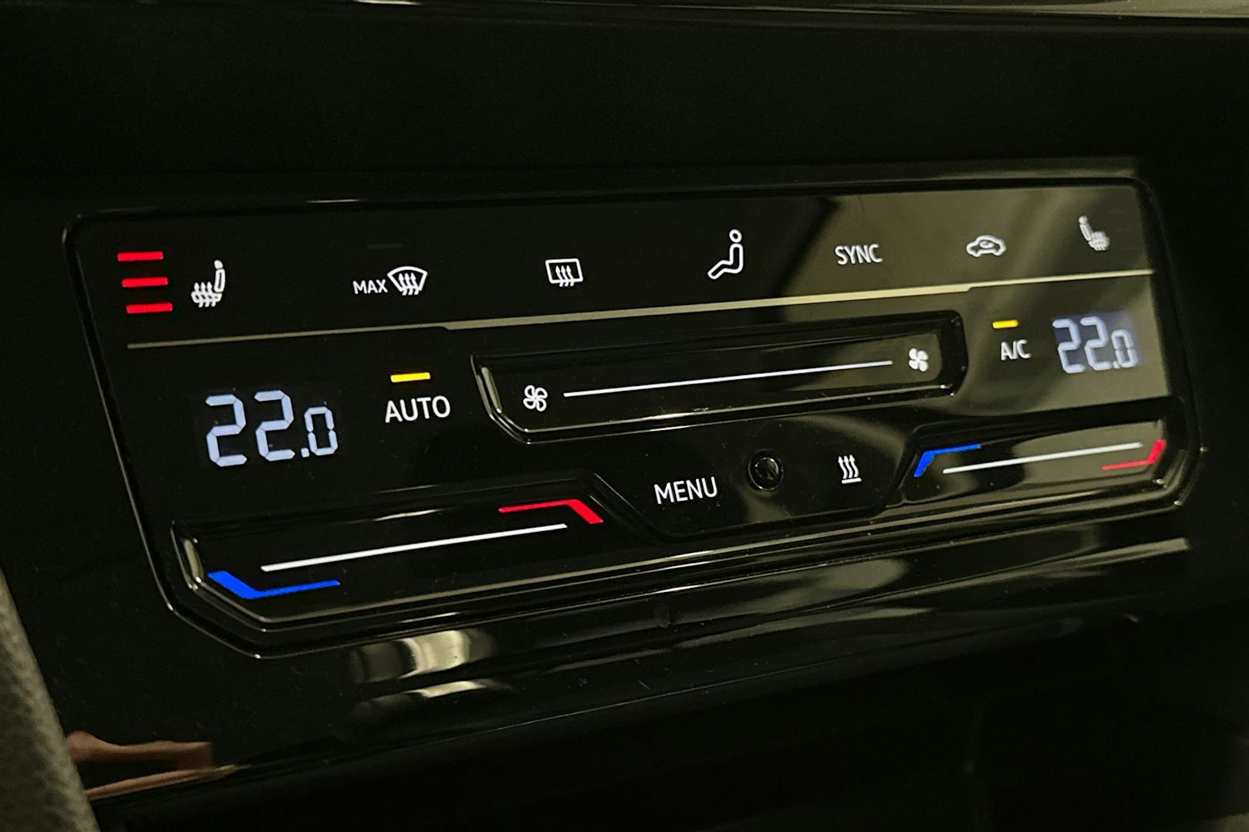 harmaa Volkswagen Passat 2024 kuva 24.