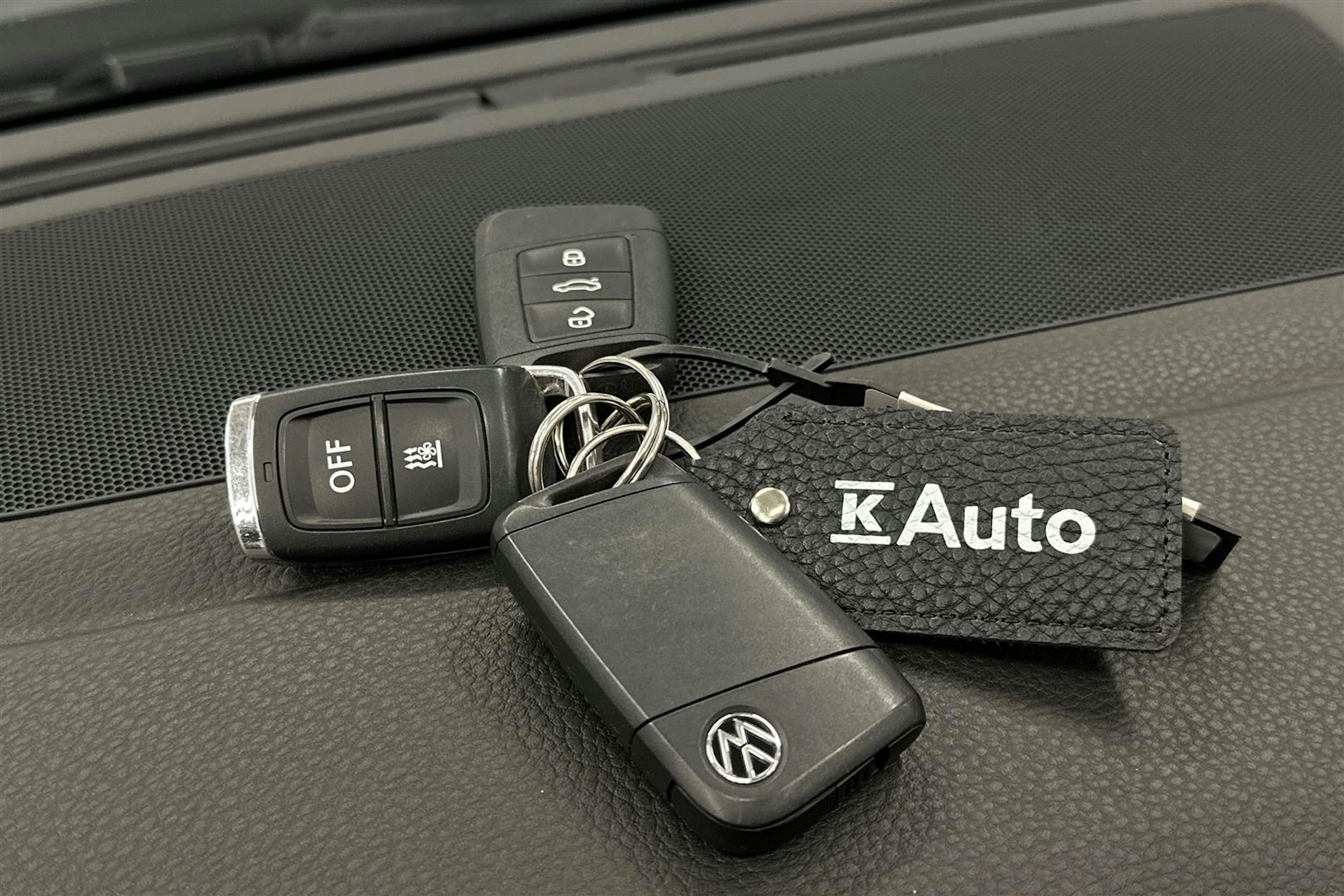 harmaa Volkswagen Passat 2024 kuva 26.