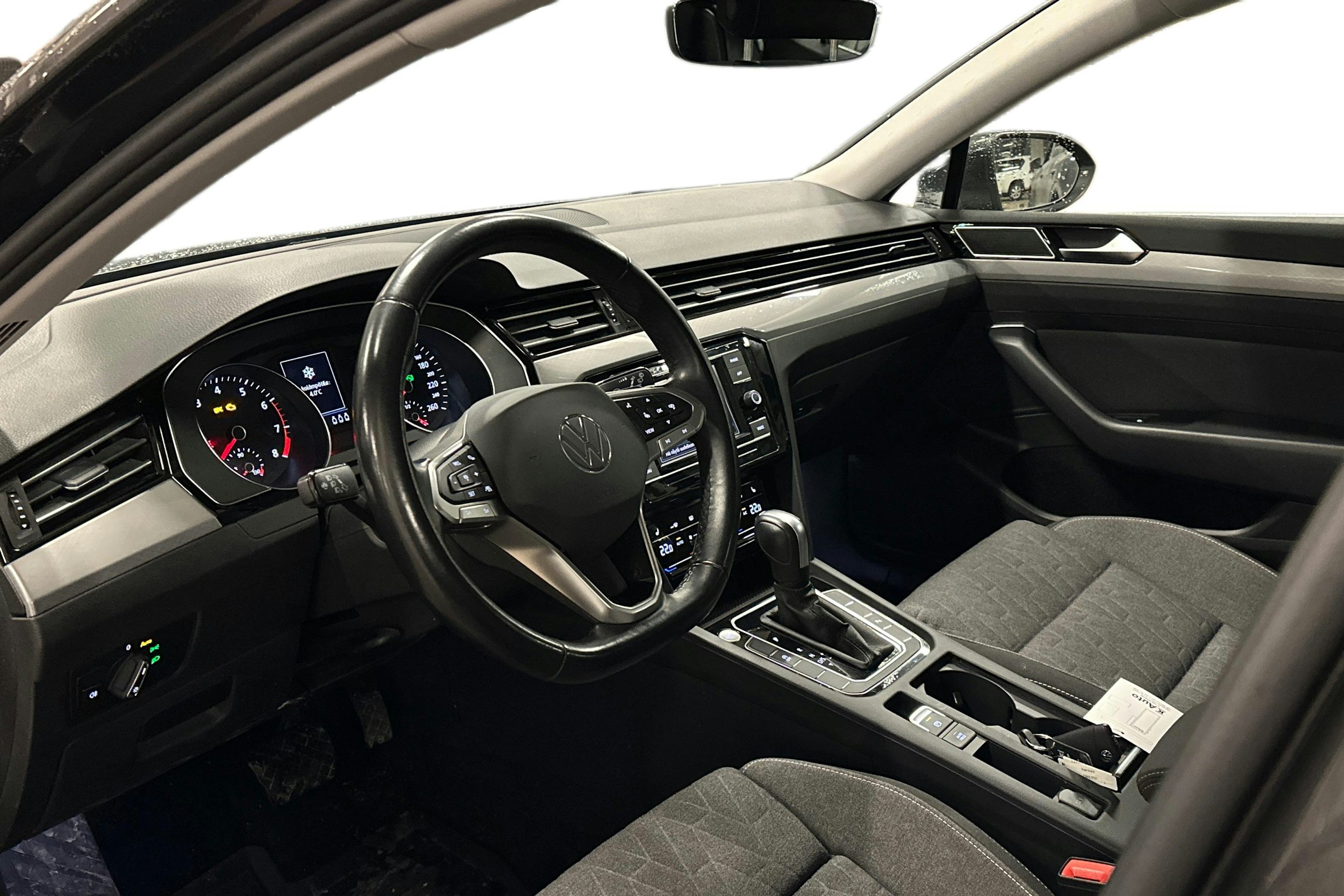 harmaa Volkswagen Passat 2024 kuva 3.