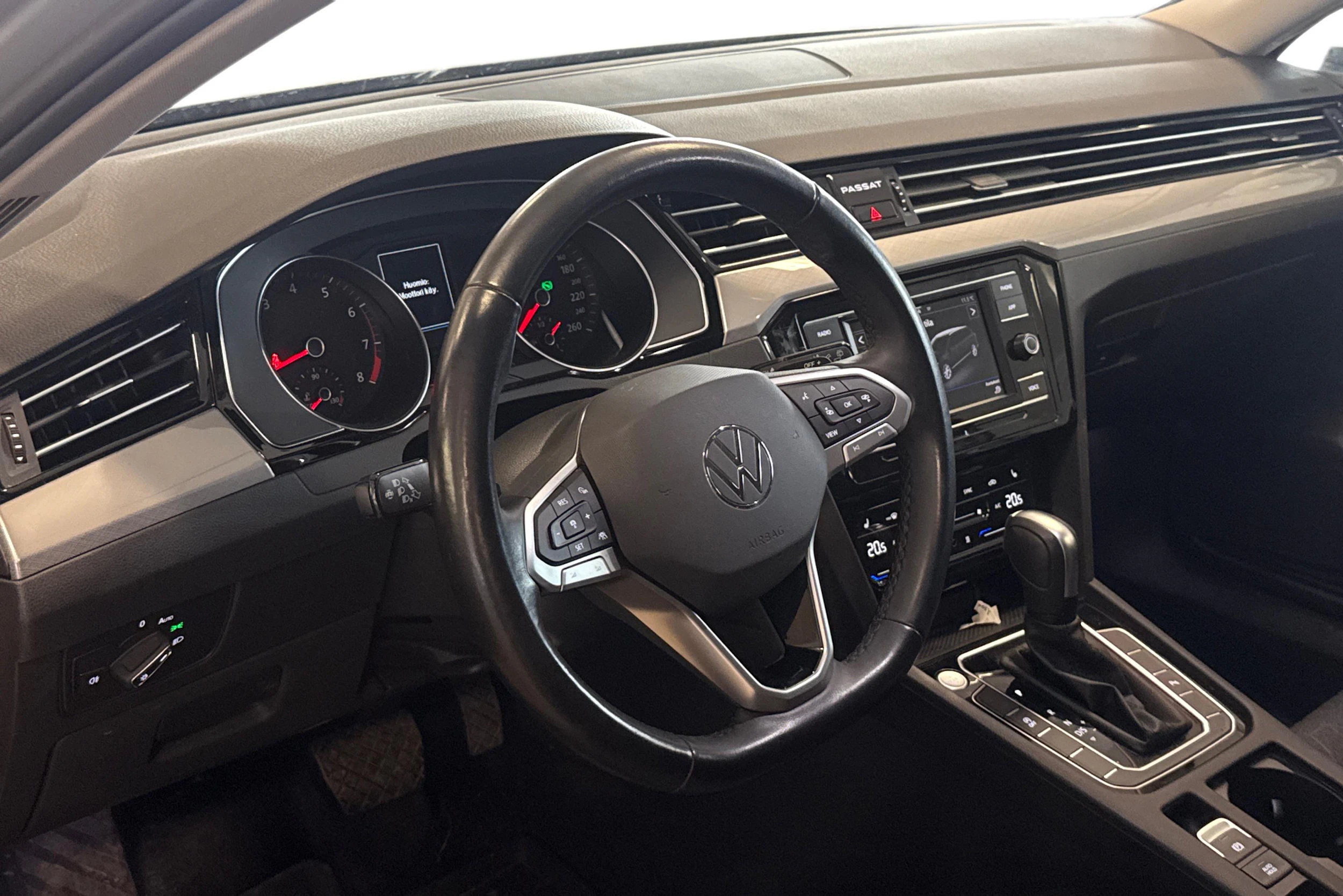 harmaa Volkswagen Passat 2024 kuva 3.