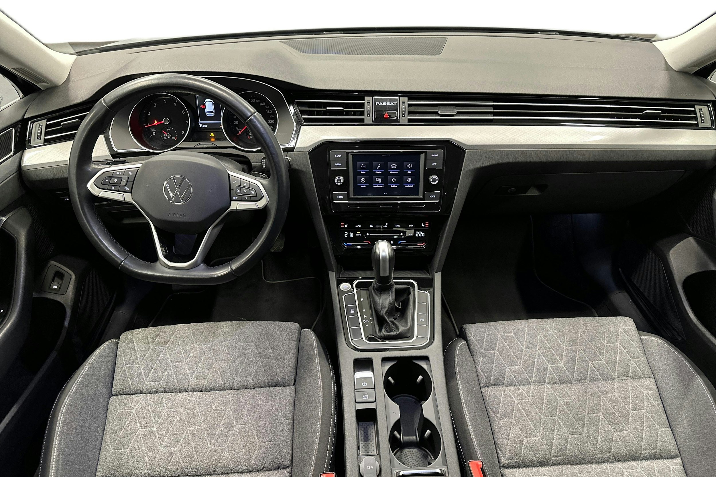 harmaa Volkswagen Passat 2024 kuva 9.