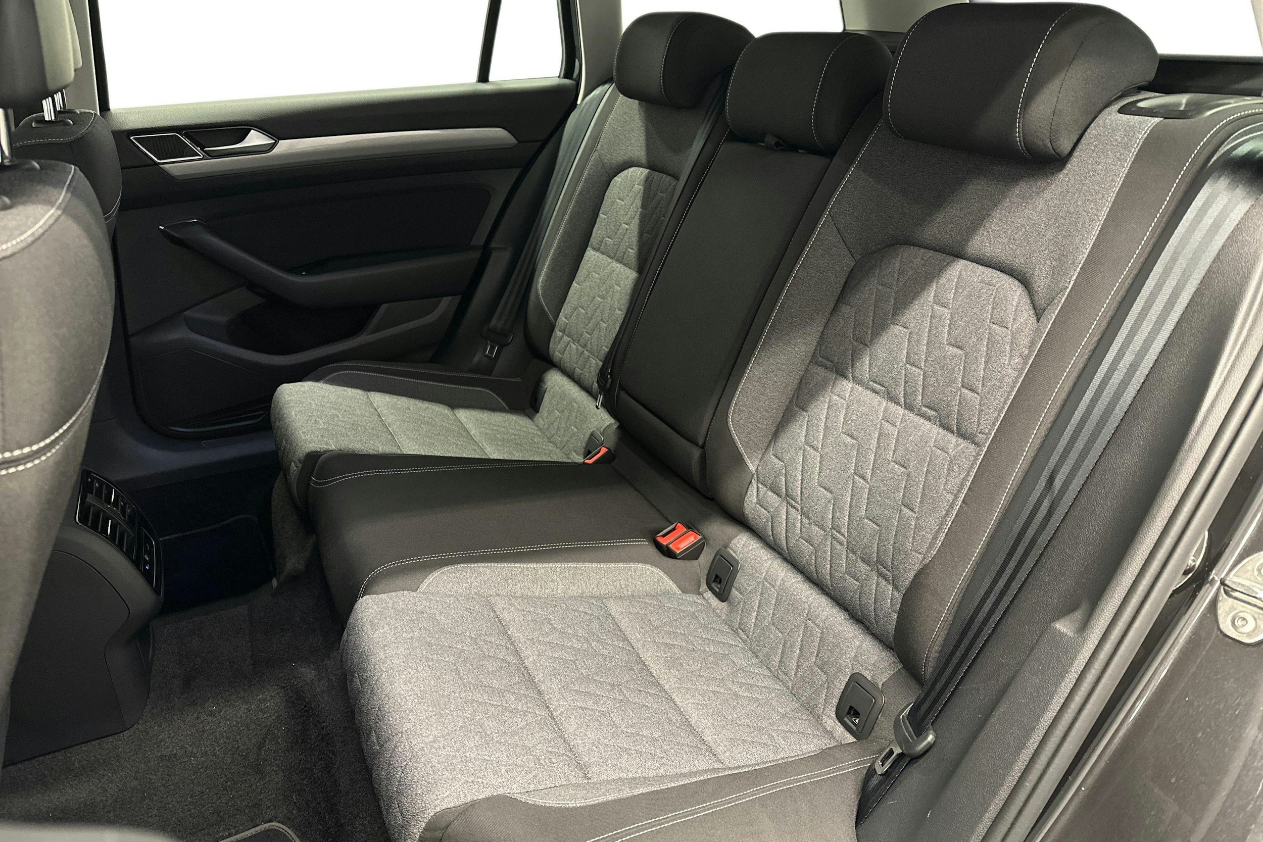 harmaa Volkswagen Passat 2024 kuva 10.