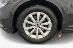 harmaa Volkswagen Passat 2024 kuva 11.