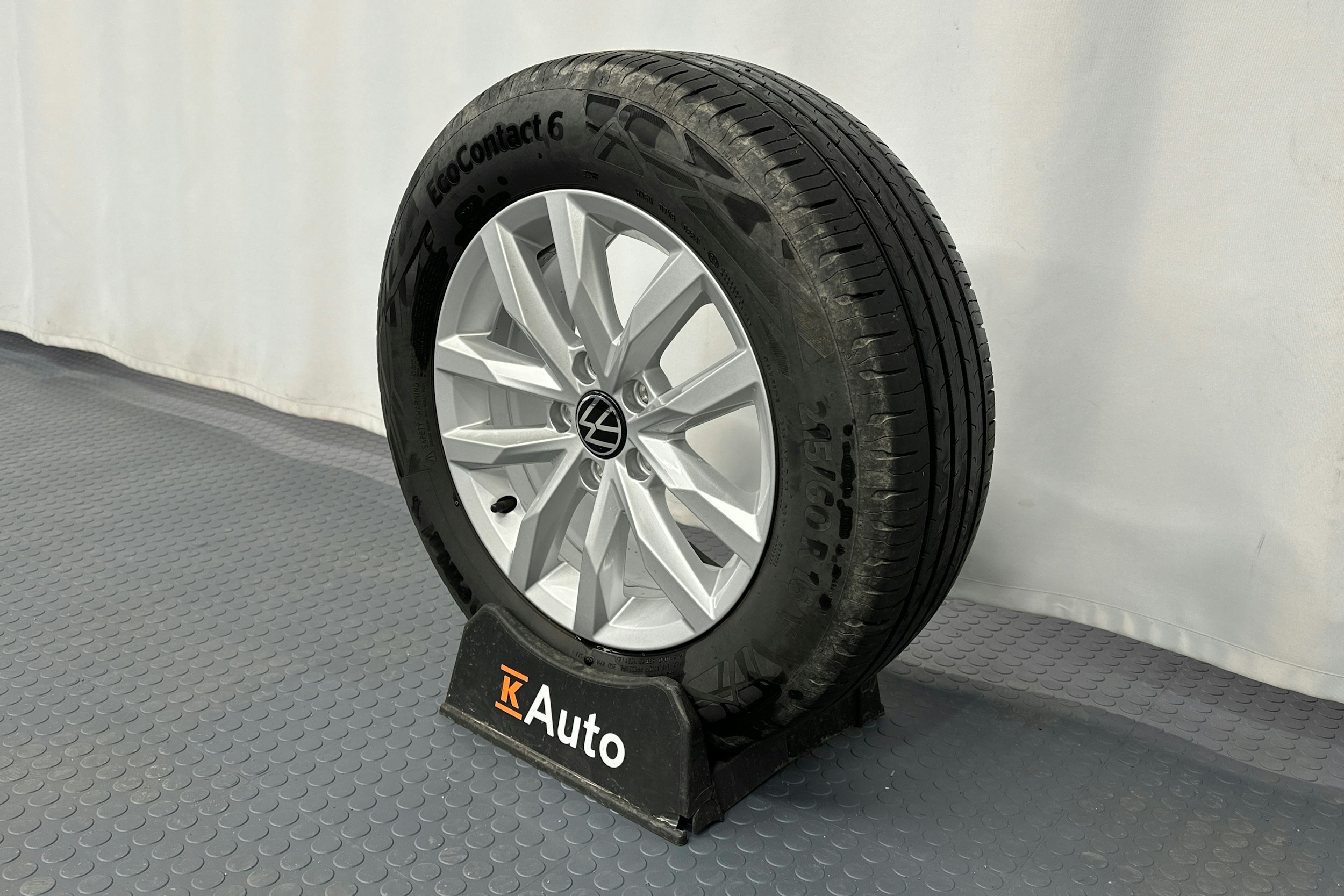 harmaa Volkswagen Passat 2024 kuva 13.