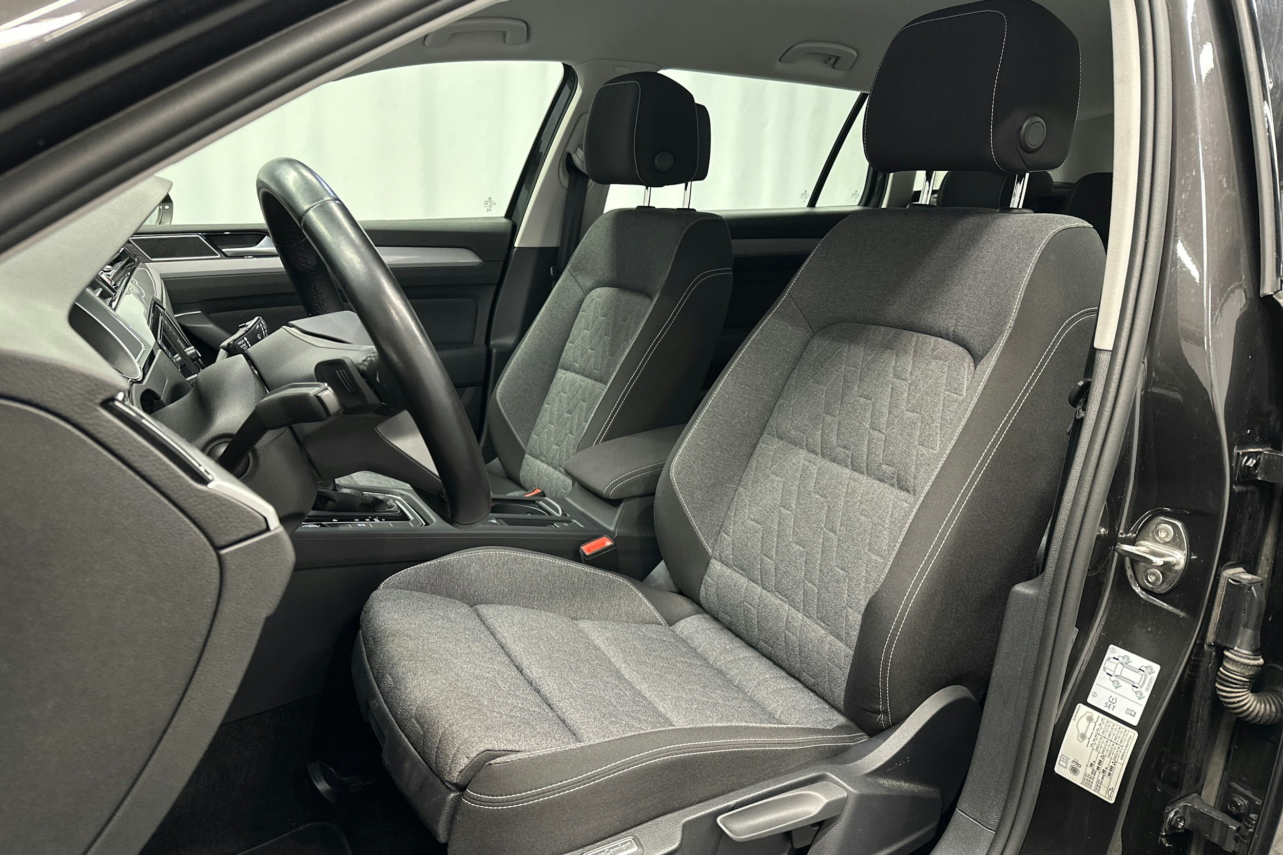 harmaa Volkswagen Passat 2024 kuva 14.