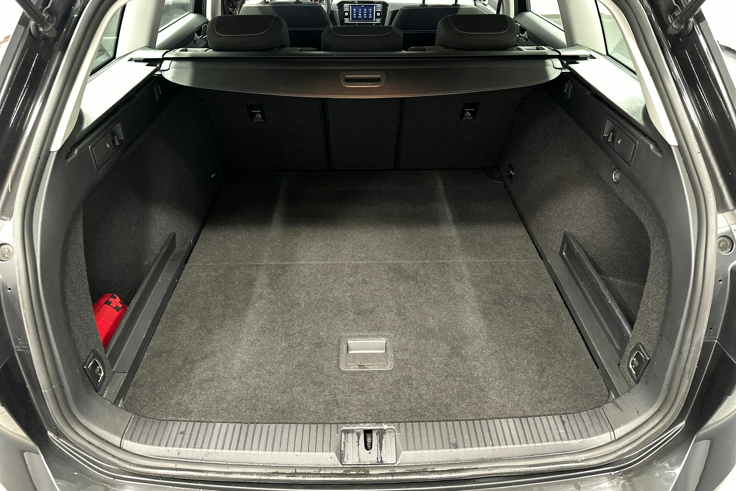 harmaa Volkswagen Passat 2024 kuva 16.