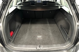 harmaa Volkswagen Passat 2024 kuva 16.