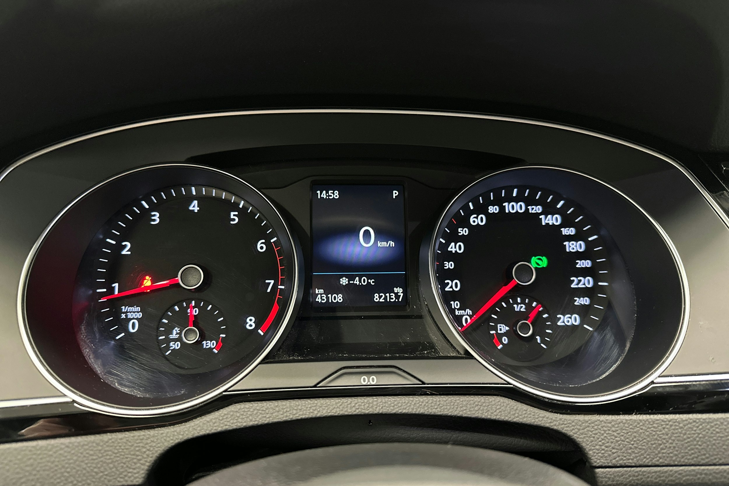 harmaa Volkswagen Passat 2024 kuva 17.