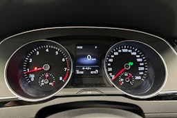 harmaa Volkswagen Passat 2024 kuva 17.