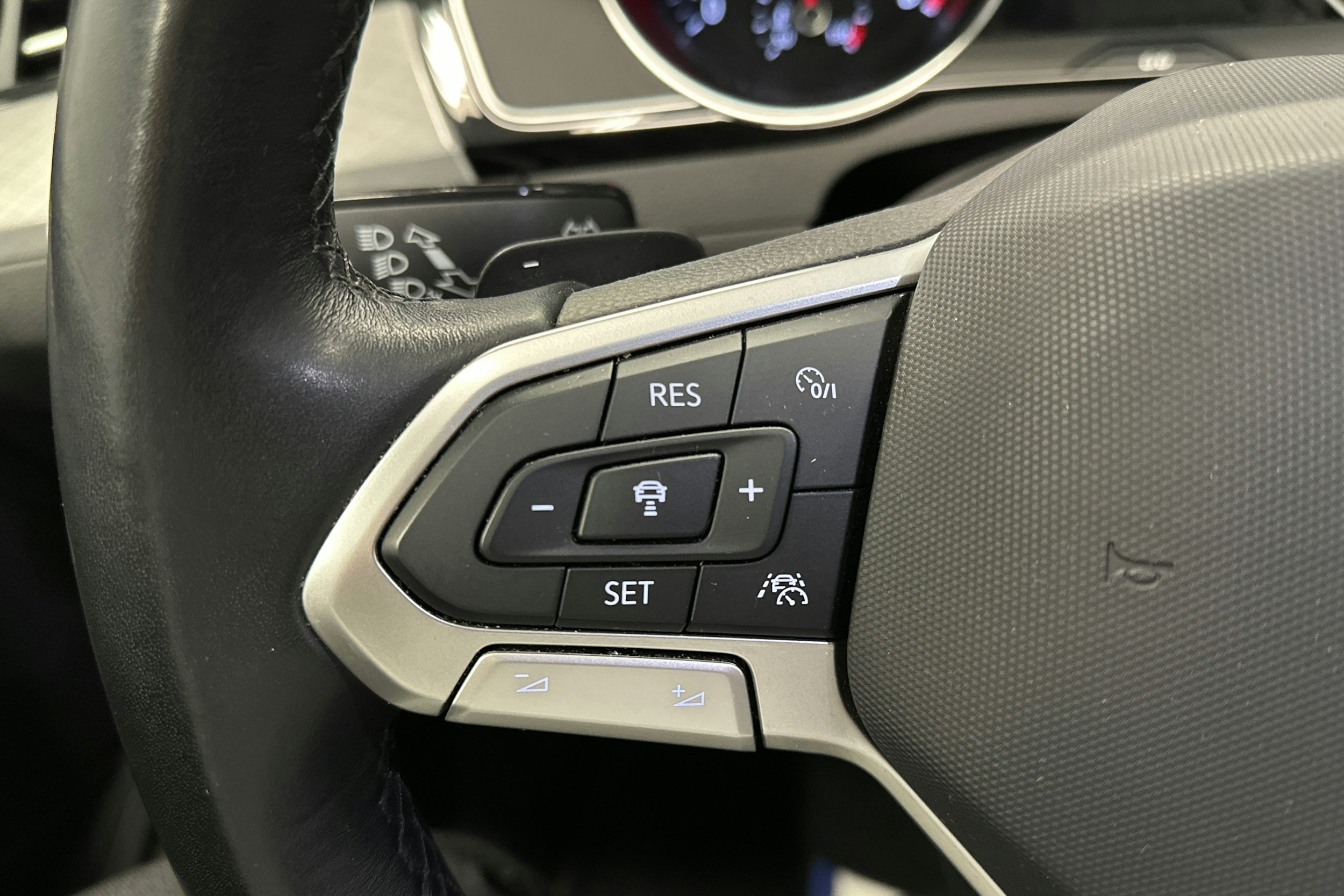 harmaa Volkswagen Passat 2024 kuva 18.