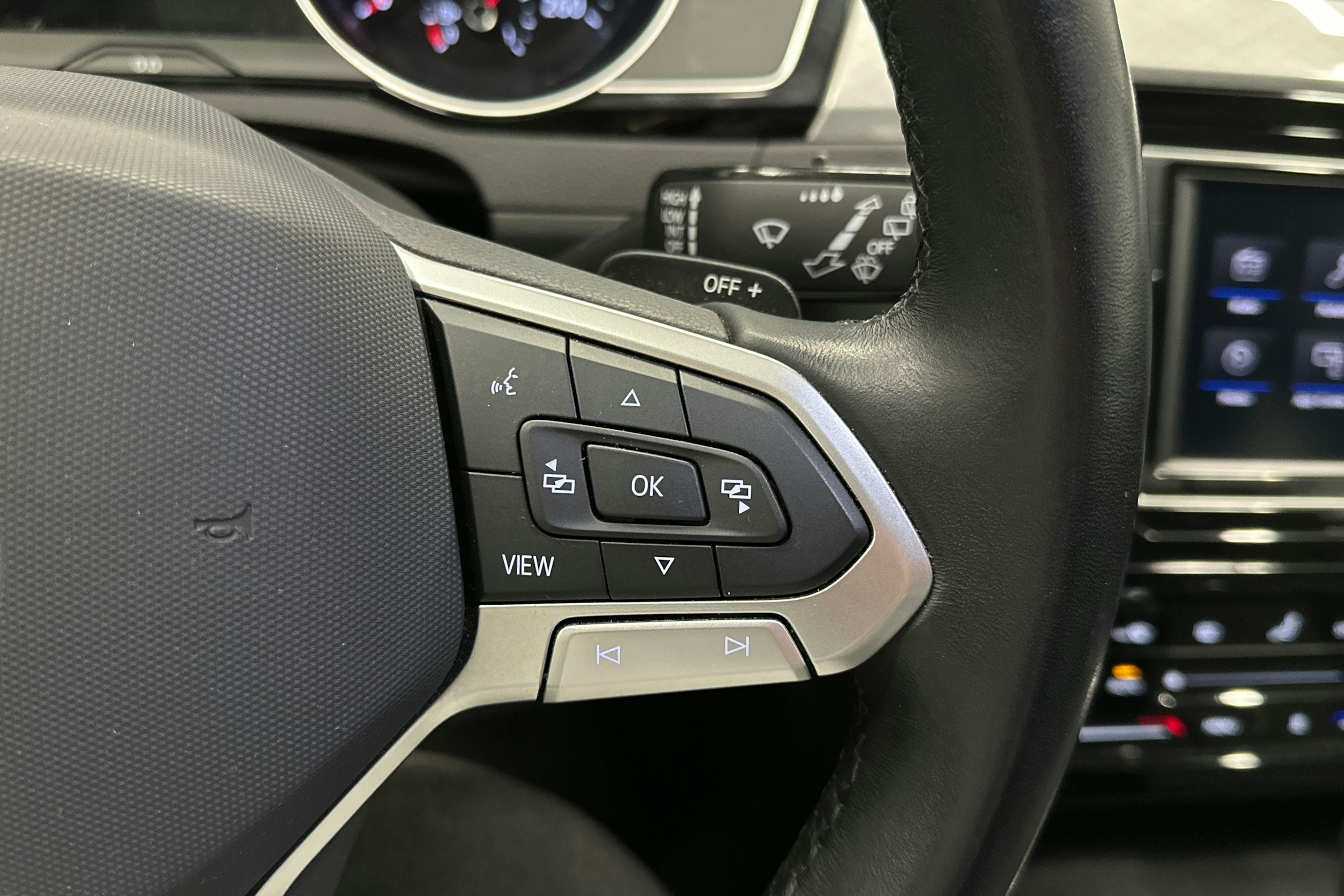 harmaa Volkswagen Passat 2024 kuva 19.