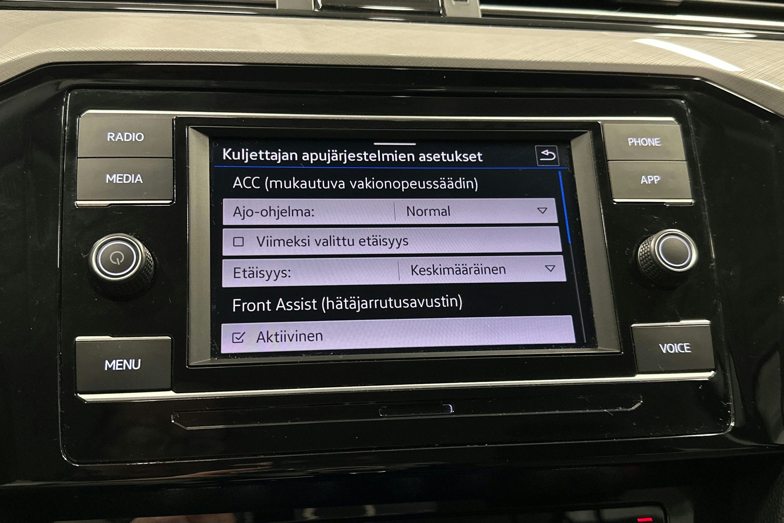 harmaa Volkswagen Passat 2024 kuva 20.