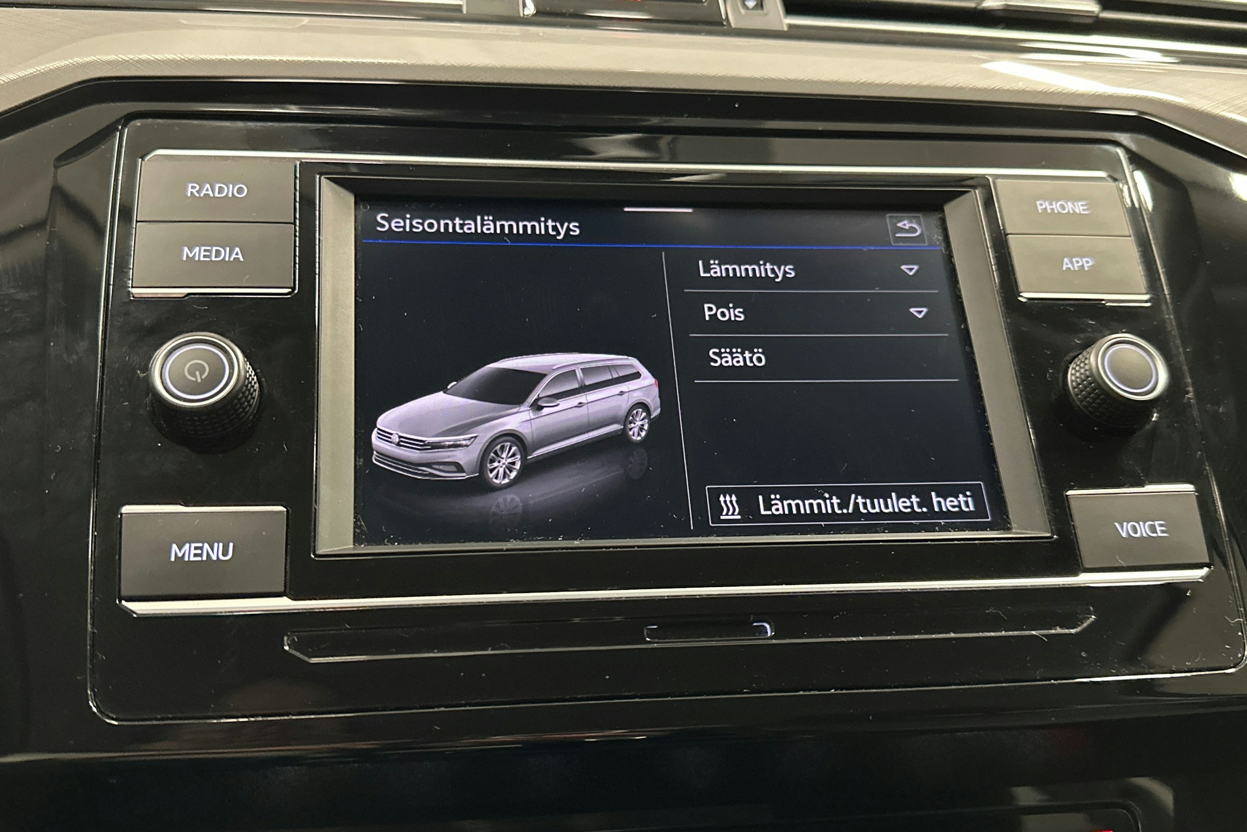 harmaa Volkswagen Passat 2024 kuva 24.