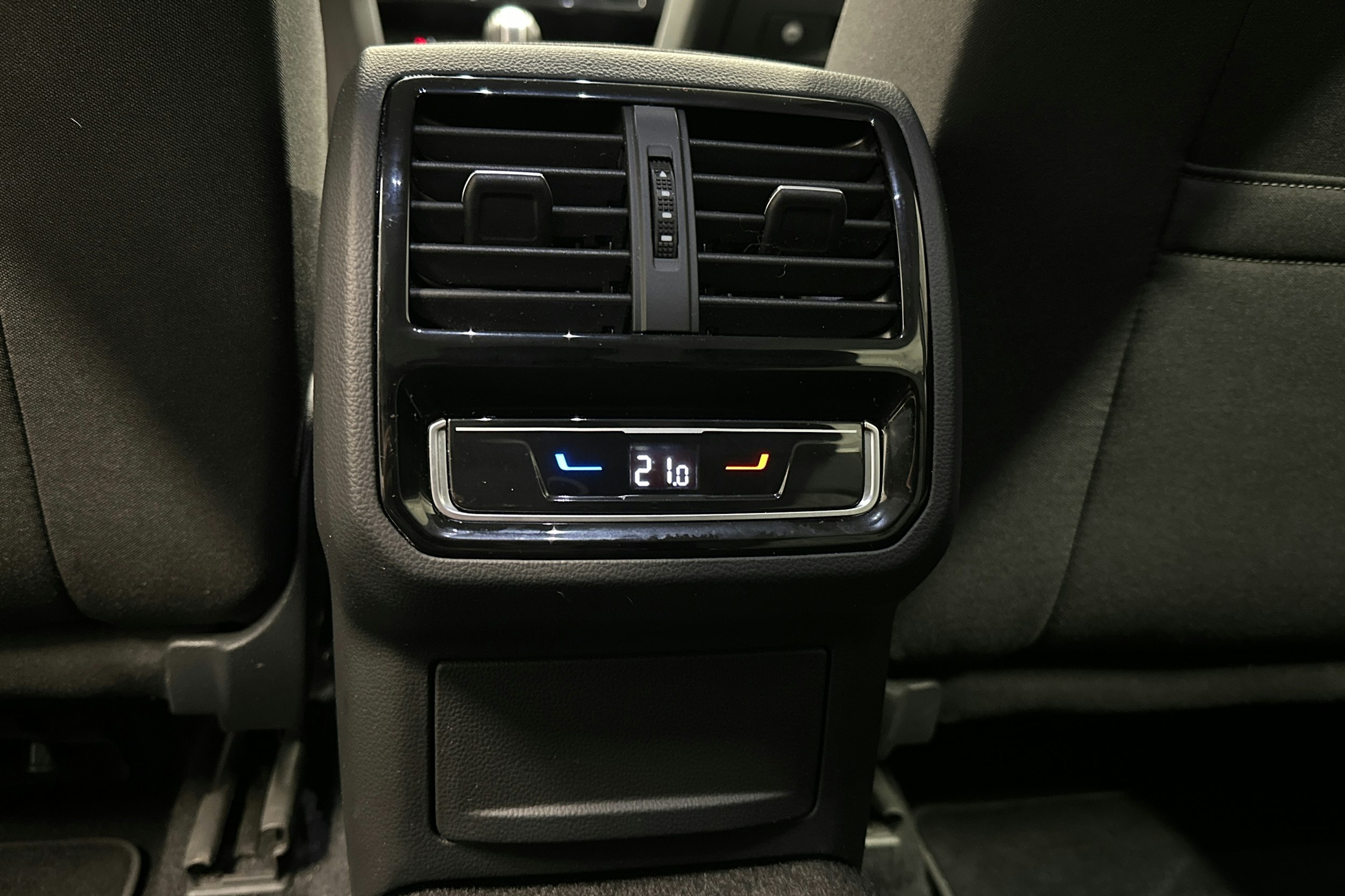 harmaa Volkswagen Passat 2024 kuva 26.