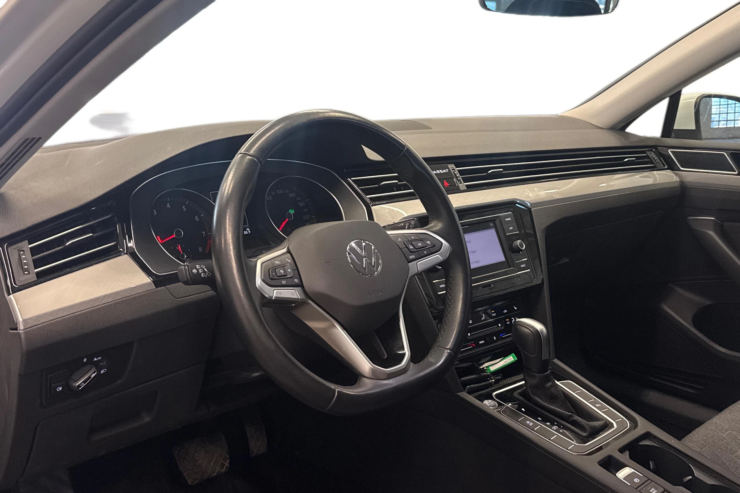 valkoinen Volkswagen Passat 2024 kuva 3.