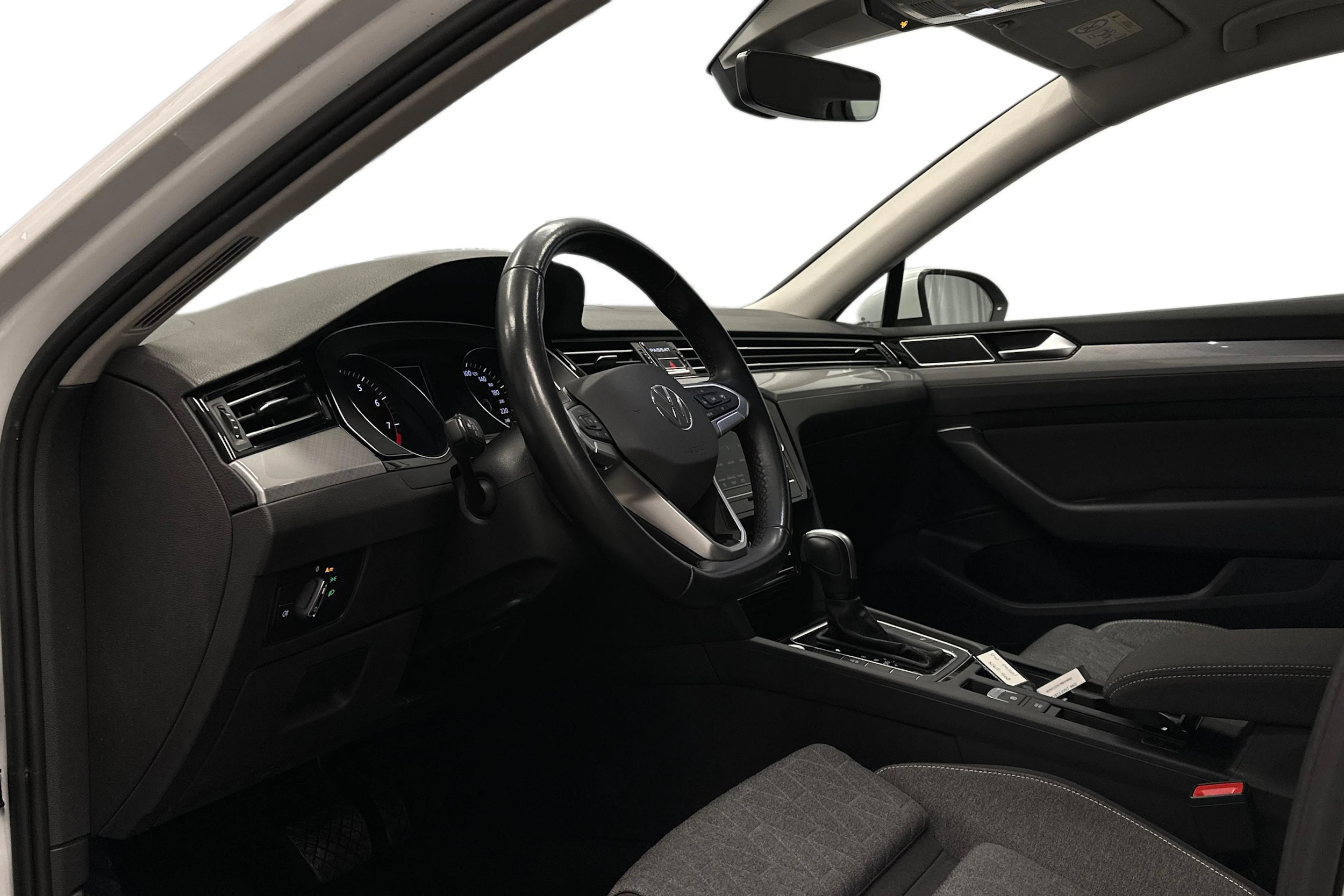 valkoinen Volkswagen Passat 2024 kuva 6.