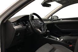 valkoinen Volkswagen Passat 2024 kuva 6.