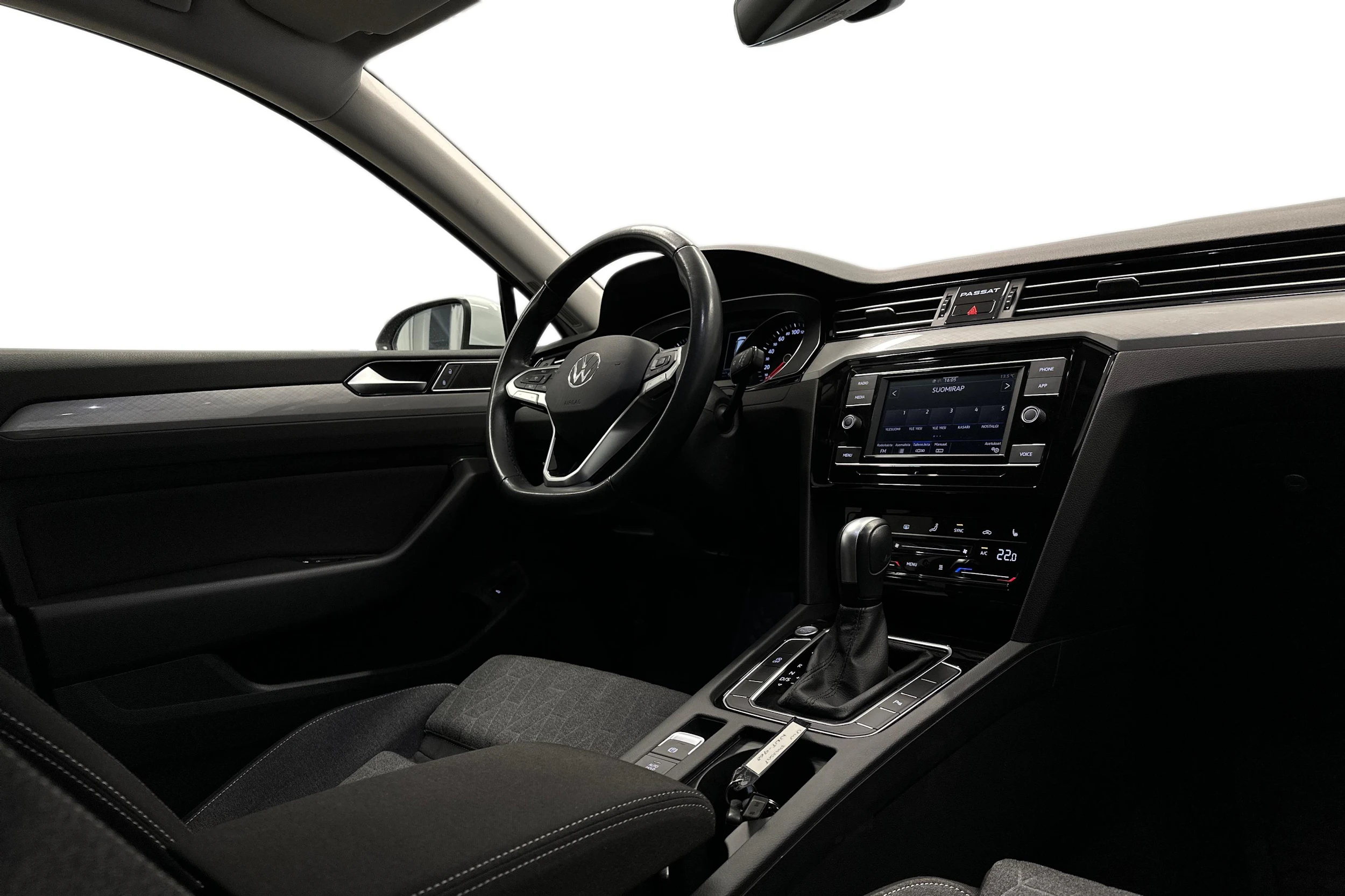 valkoinen Volkswagen Passat 2024 kuva 7.