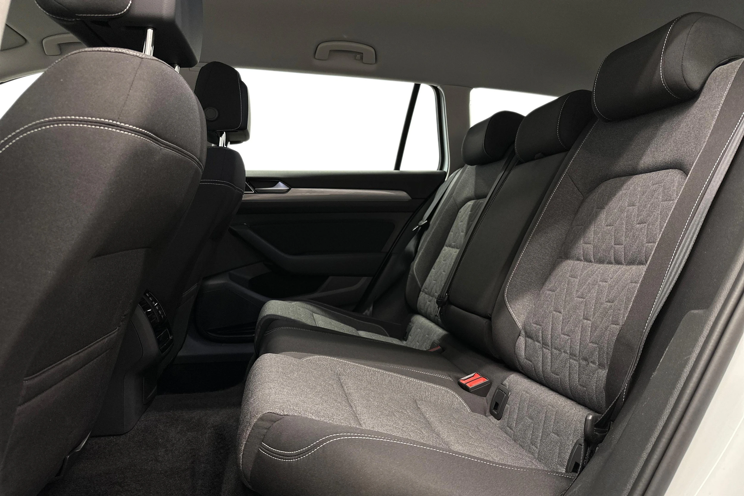 valkoinen Volkswagen Passat 2024 kuva 8.