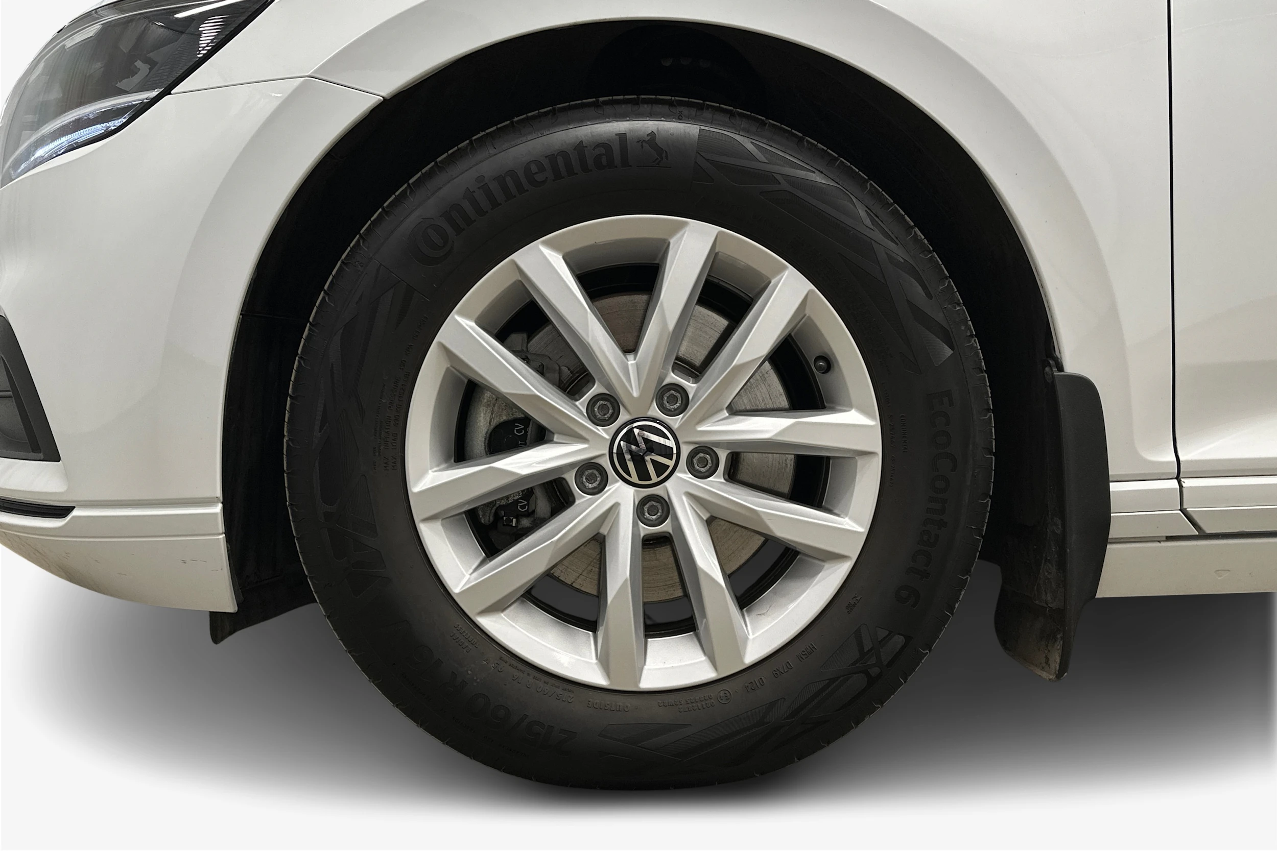 valkoinen Volkswagen Passat 2024 kuva 9.