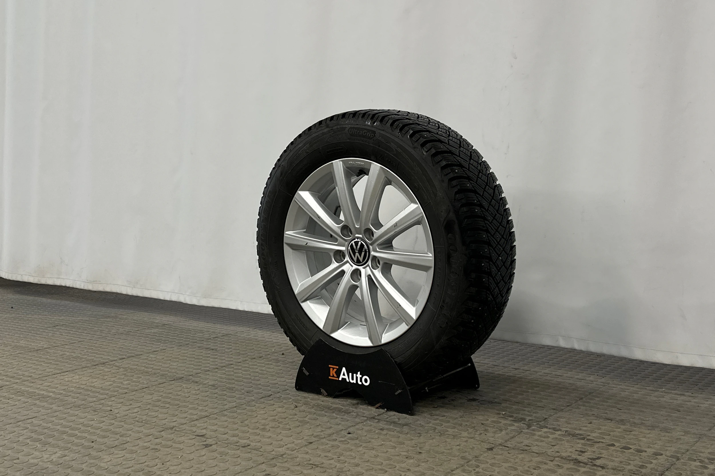 valkoinen Volkswagen Passat 2024 kuva 10.