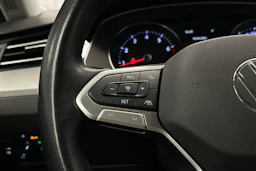 valkoinen Volkswagen Passat 2024 kuva 11.