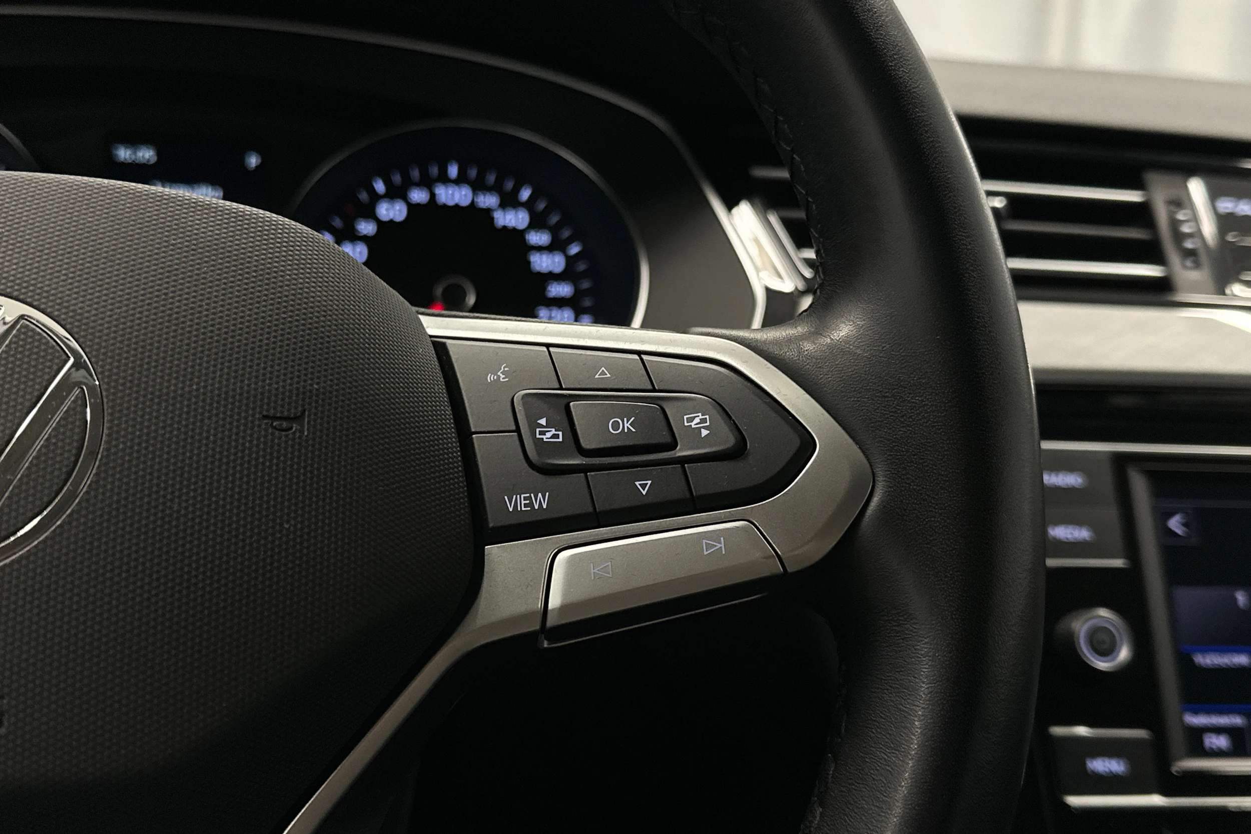 valkoinen Volkswagen Passat 2024 kuva 12.