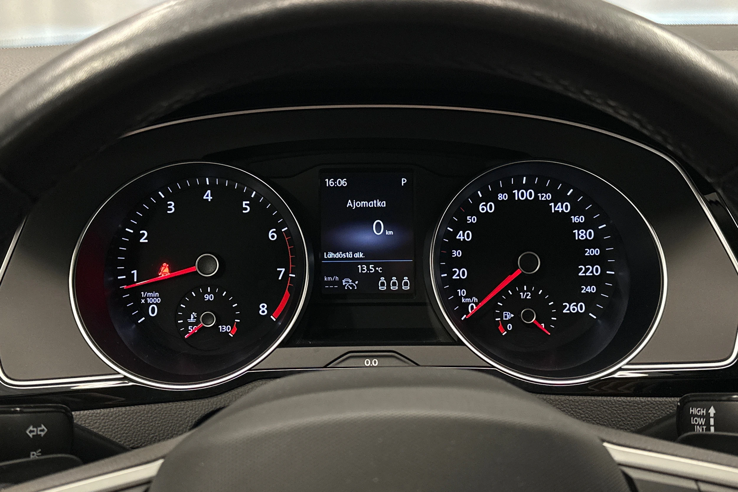 valkoinen Volkswagen Passat 2024 kuva 13.