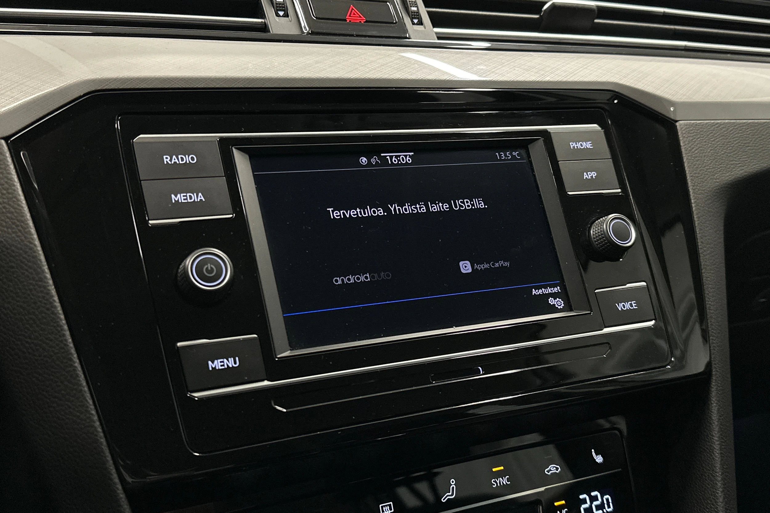 valkoinen Volkswagen Passat 2024 kuva 14.