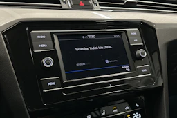 valkoinen Volkswagen Passat 2024 kuva 14.