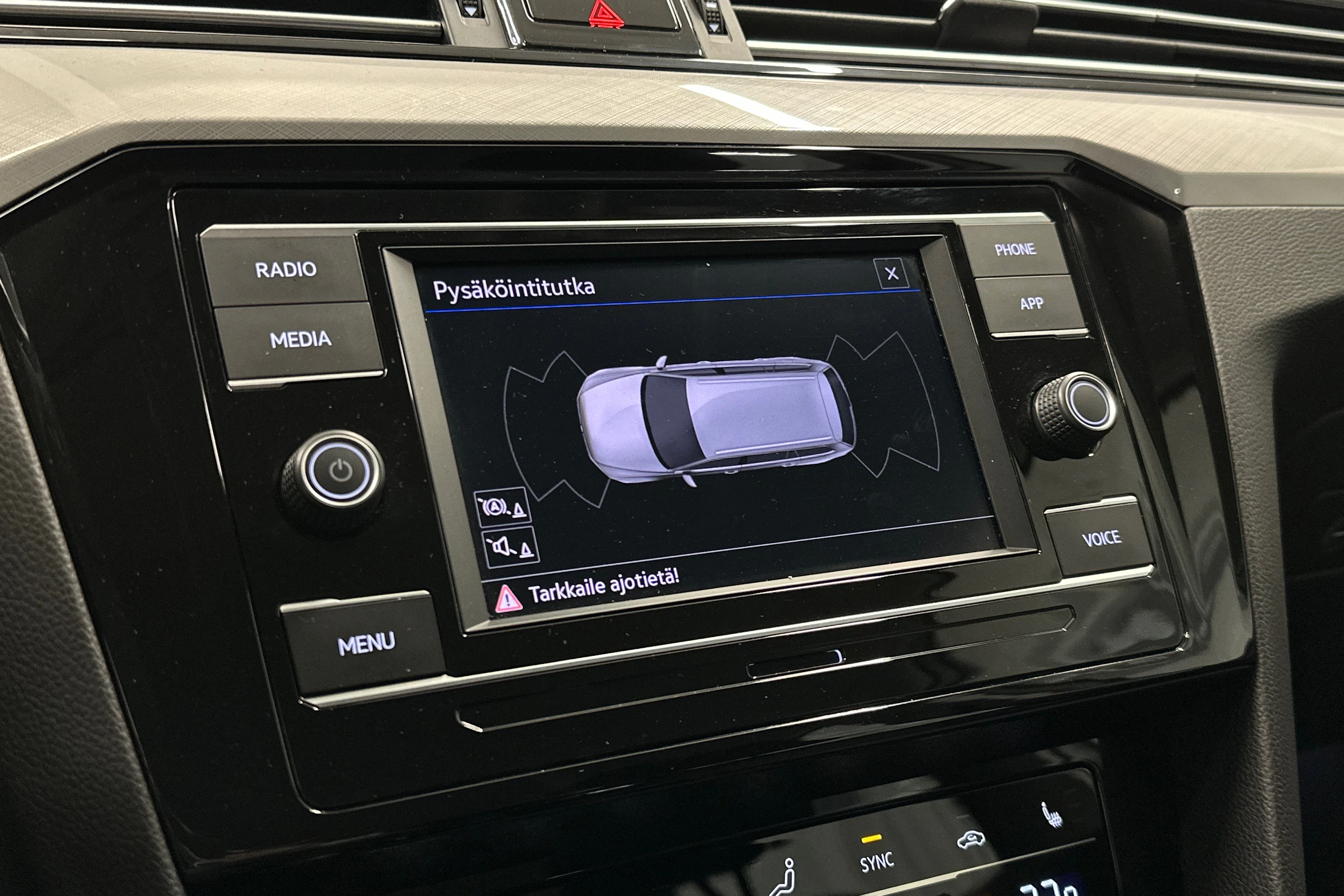 valkoinen Volkswagen Passat 2024 kuva 15.