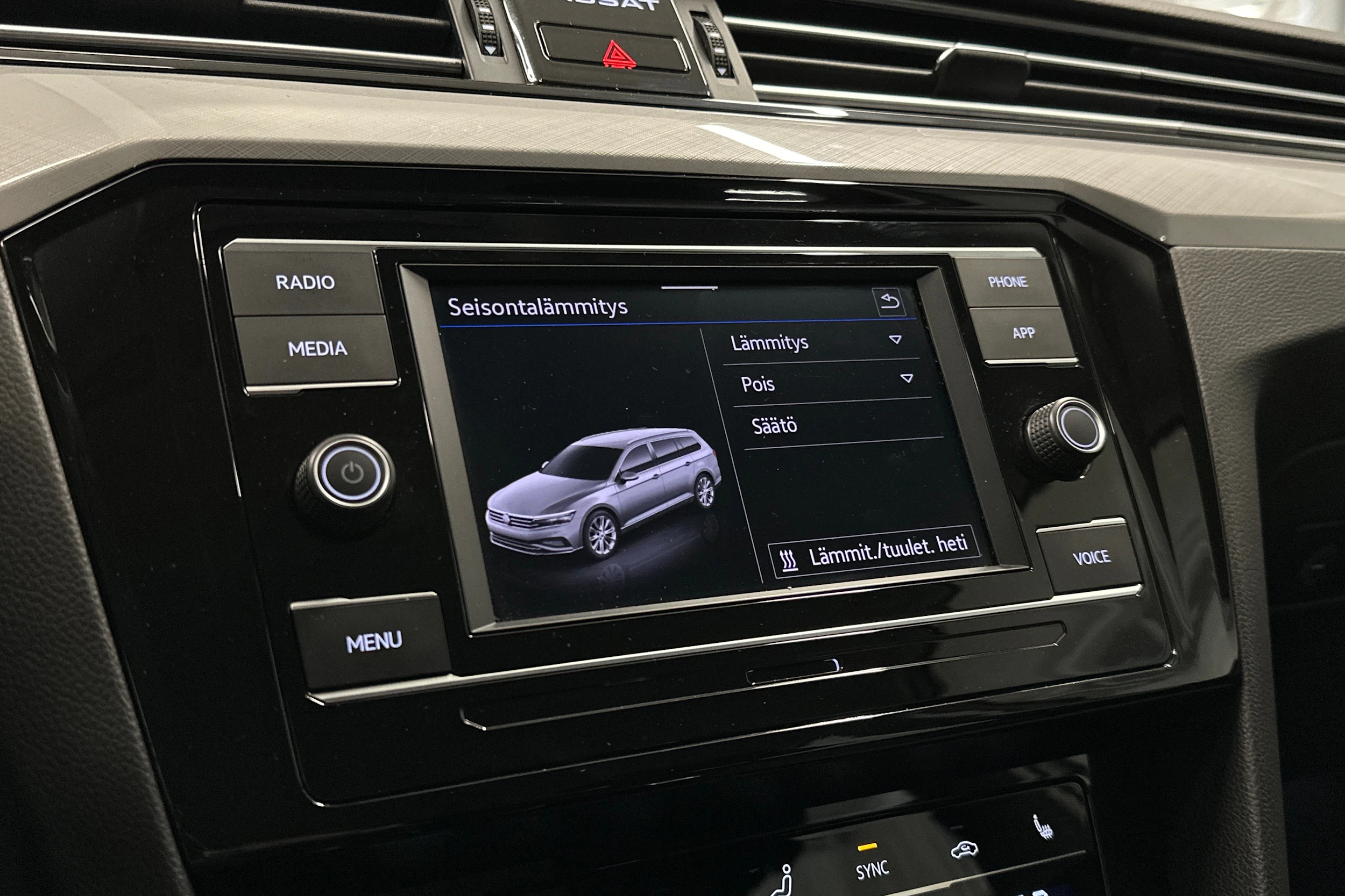 valkoinen Volkswagen Passat 2024 kuva 16.