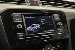 valkoinen Volkswagen Passat 2024 kuva 16.