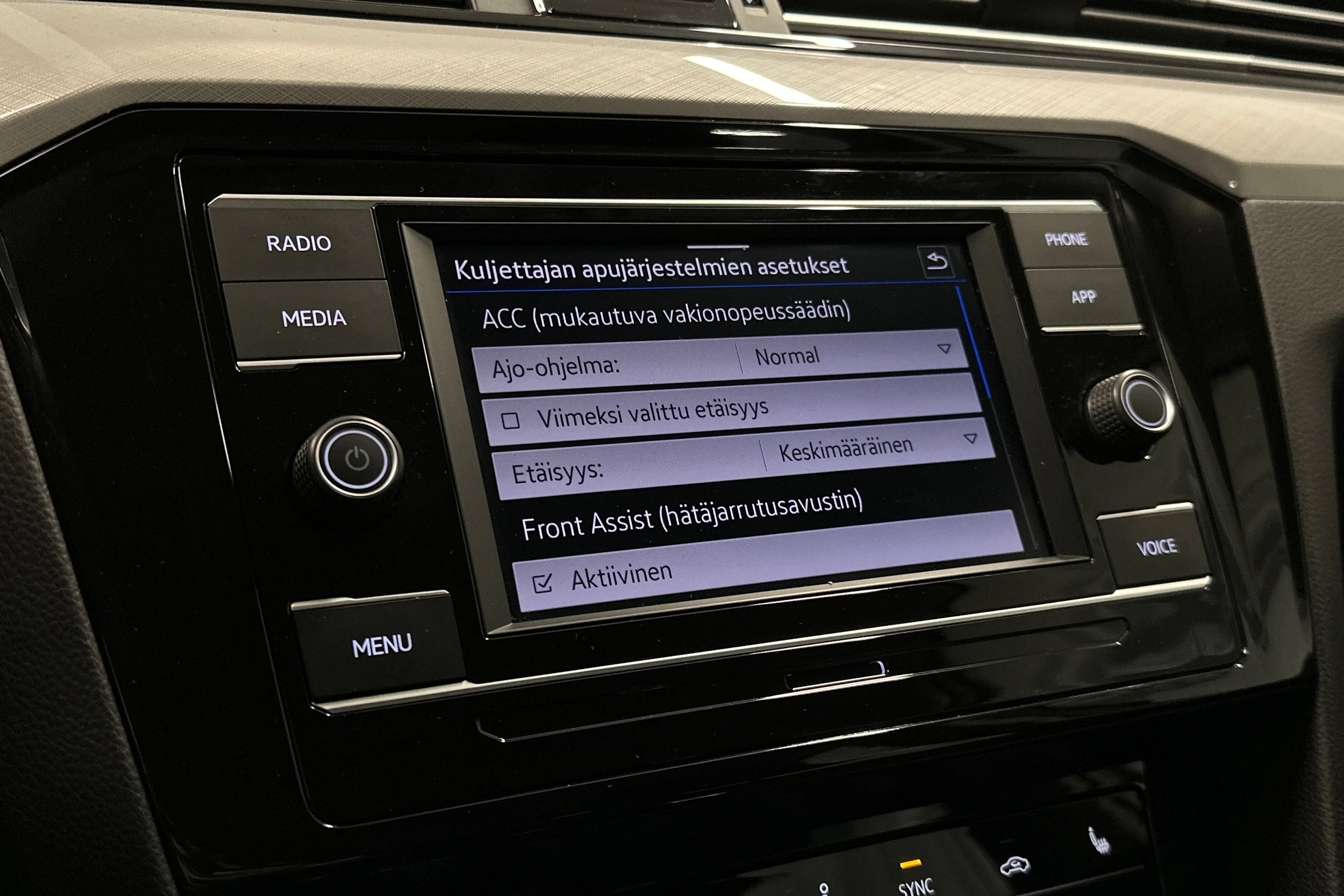 valkoinen Volkswagen Passat 2024 kuva 17.