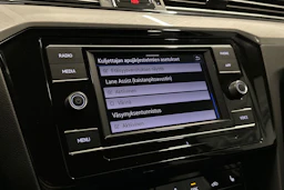 valkoinen Volkswagen Passat 2024 kuva 18.