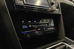 valkoinen Volkswagen Passat 2024 kuva 19.