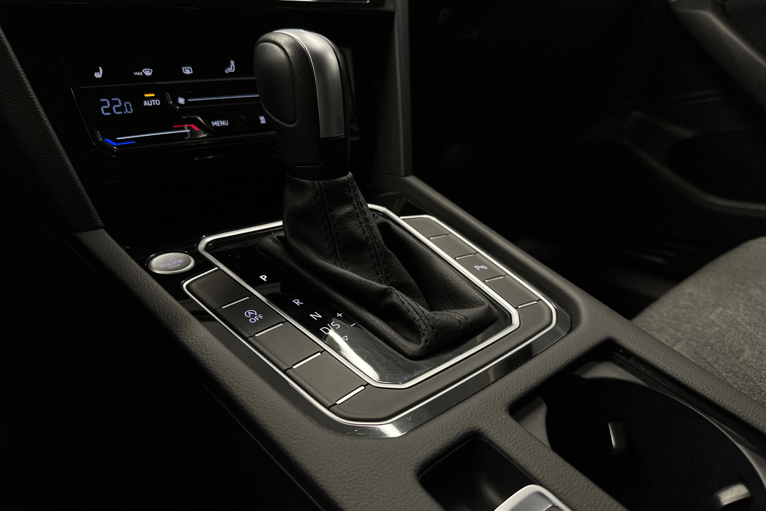 valkoinen Volkswagen Passat 2024 kuva 20.