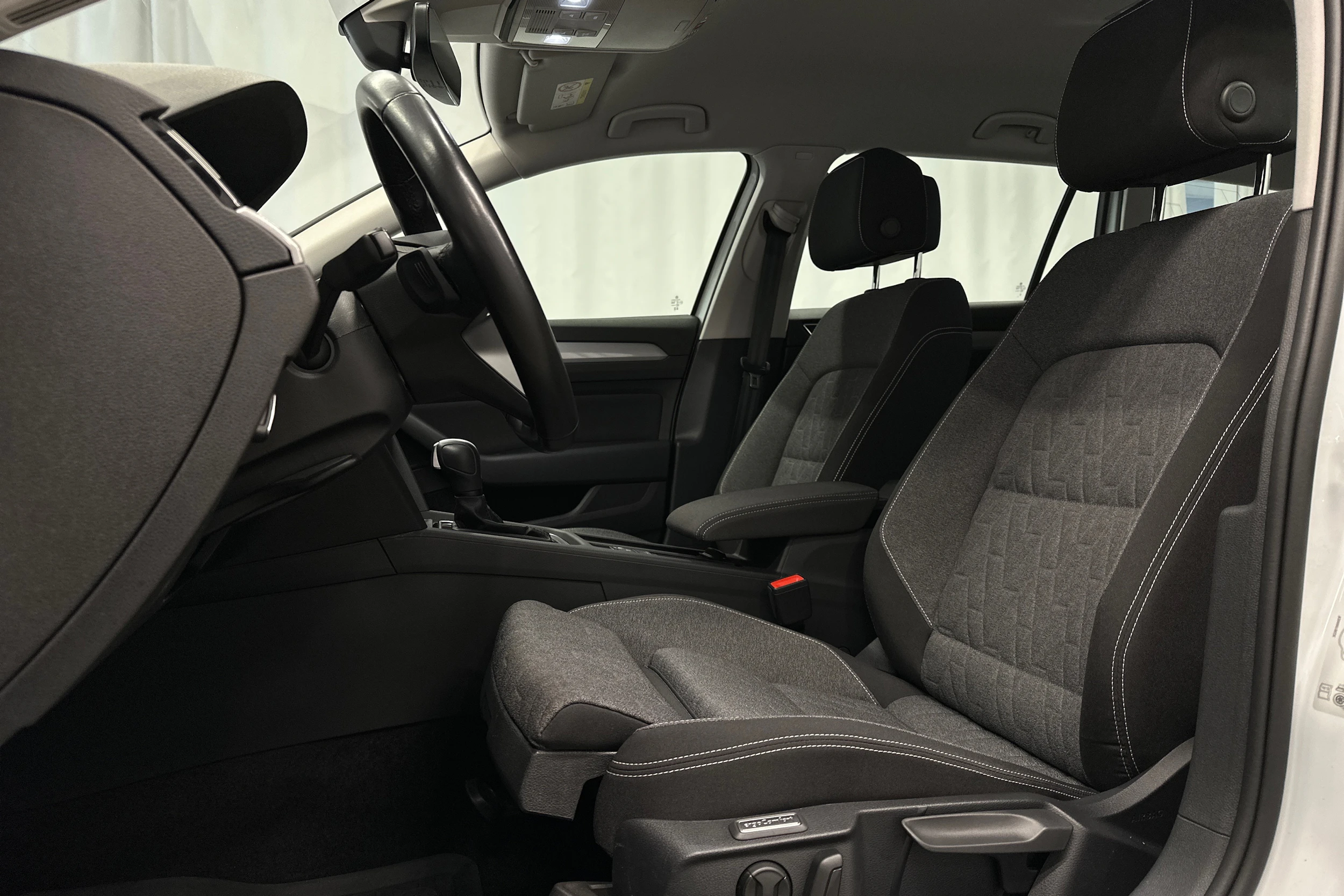 valkoinen Volkswagen Passat 2024 kuva 21.