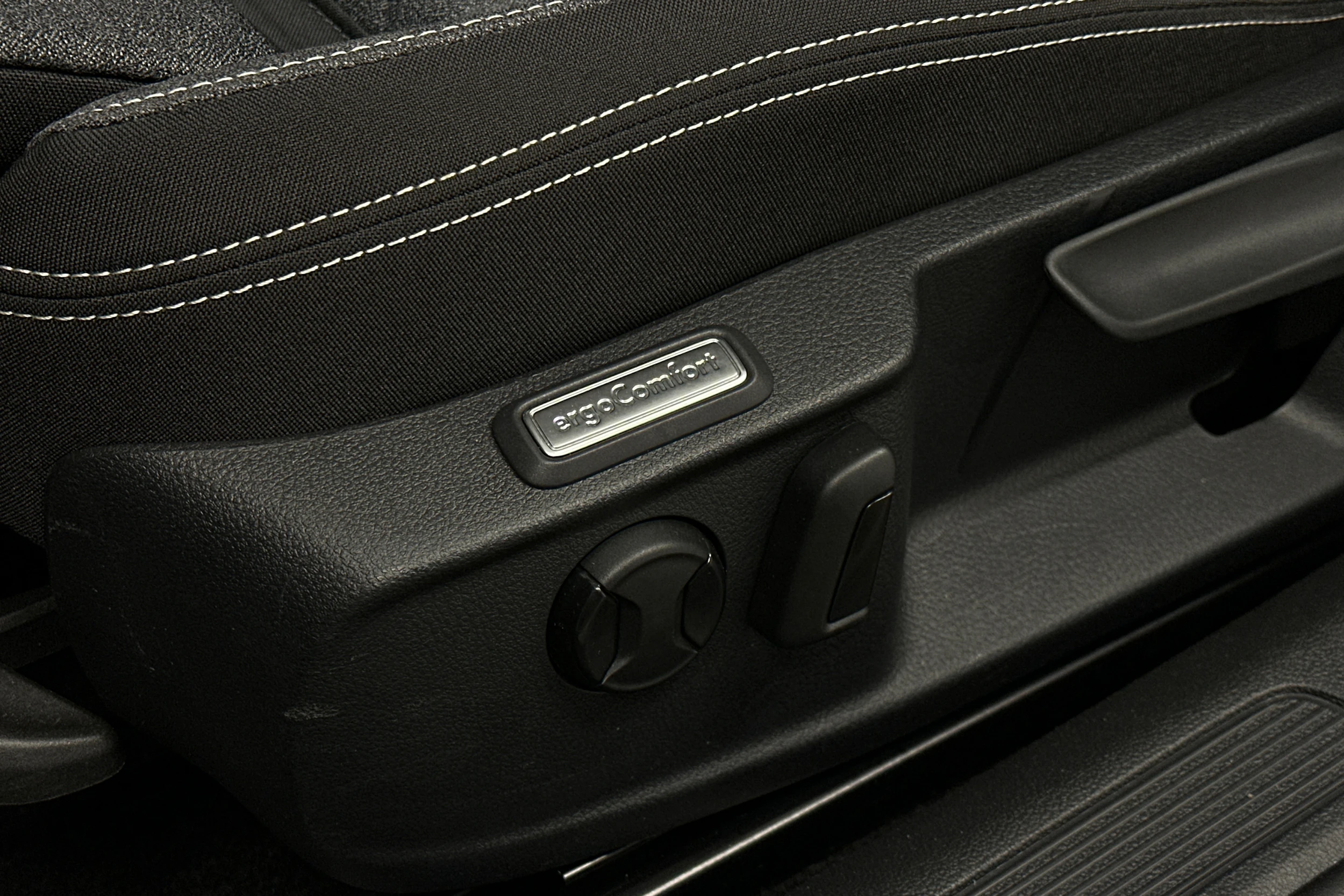 valkoinen Volkswagen Passat 2024 kuva 22.