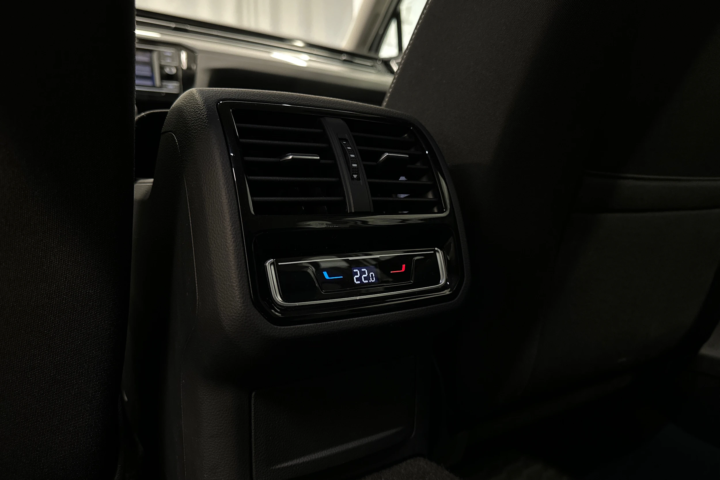 valkoinen Volkswagen Passat 2024 kuva 23.