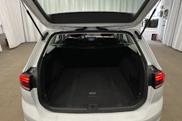 valkoinen Volkswagen Passat 2024 kuva 24.