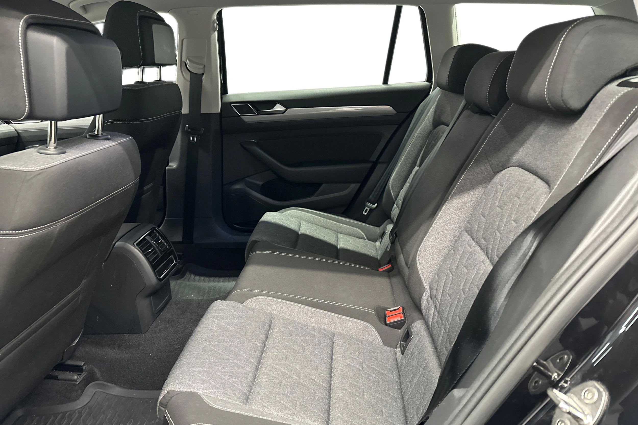 musta Volkswagen Passat 2024 kuva 8.