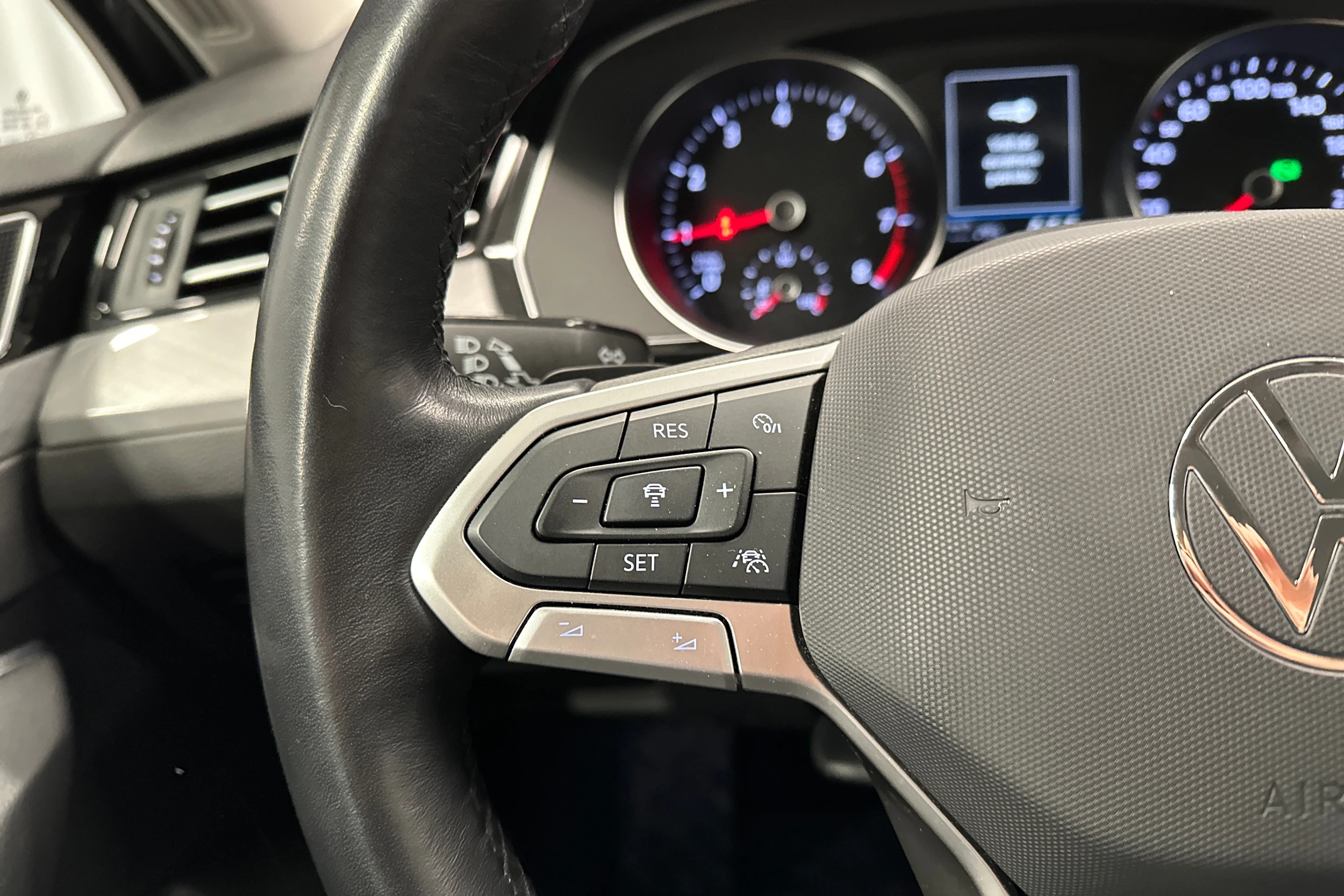 musta Volkswagen Passat 2024 kuva 11.